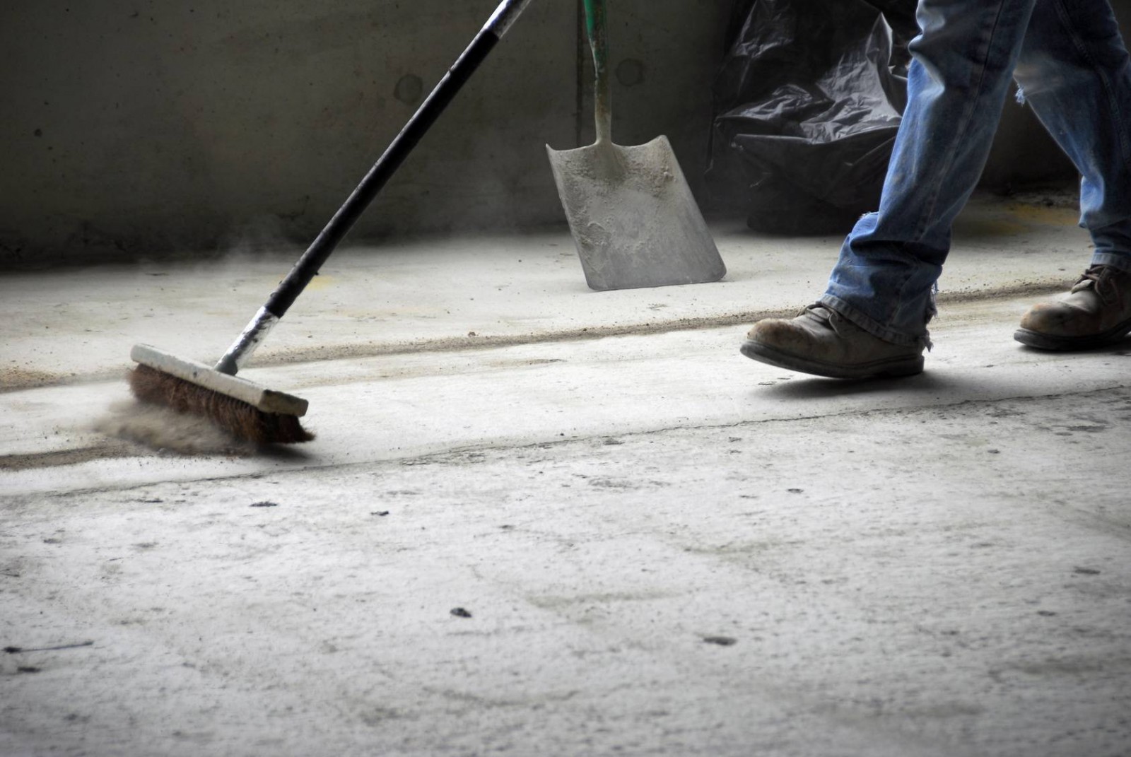 Чем укрепить и обеспылить стяжку бетонного пола: материалы для стяжки .
